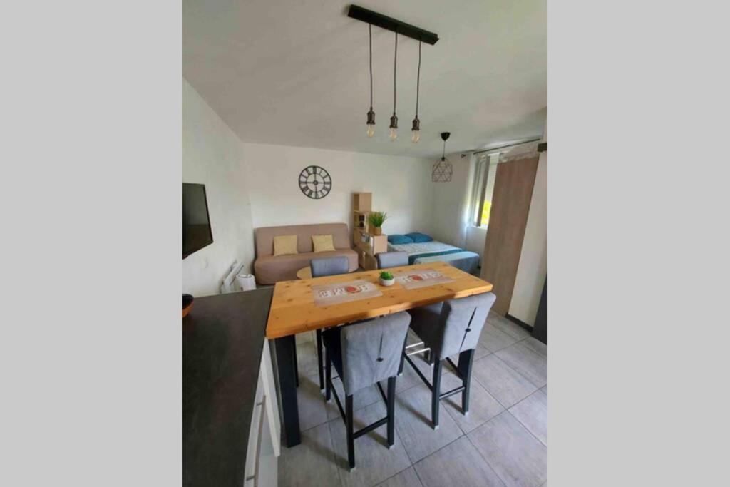 Location Studio Entre Garrigue Et Mer Винассан Экстерьер фото