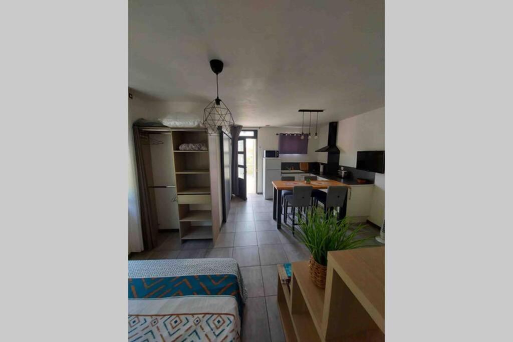 Location Studio Entre Garrigue Et Mer Винассан Экстерьер фото